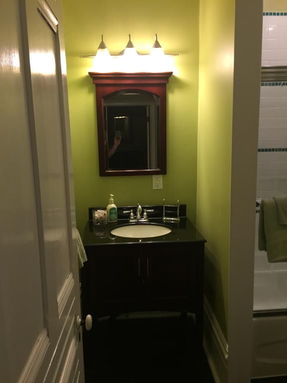 Loyalist Lofts Apartment Пиктън Екстериор снимка
