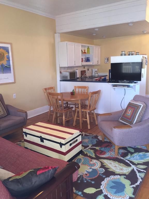 Loyalist Lofts Apartment Пиктън Екстериор снимка