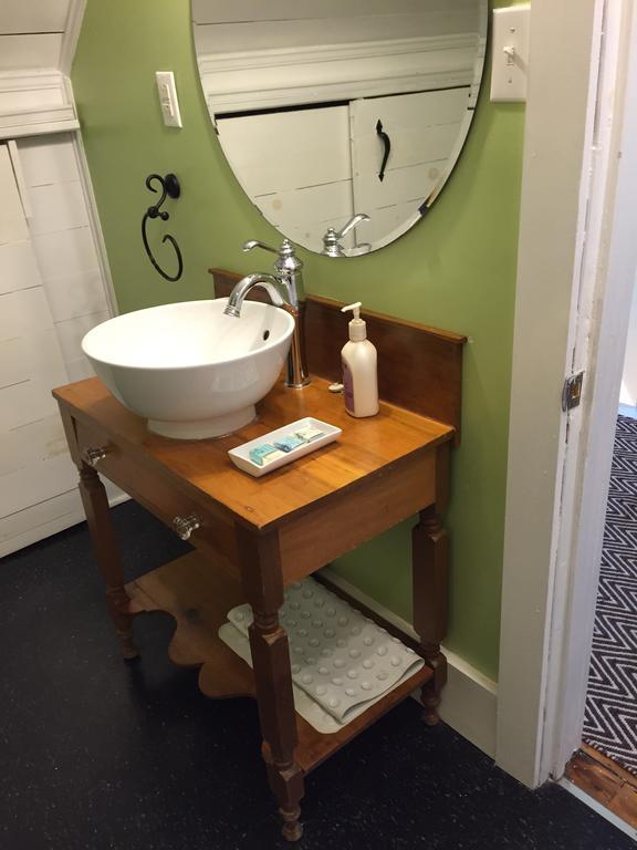 Loyalist Lofts Apartment Пиктън Екстериор снимка